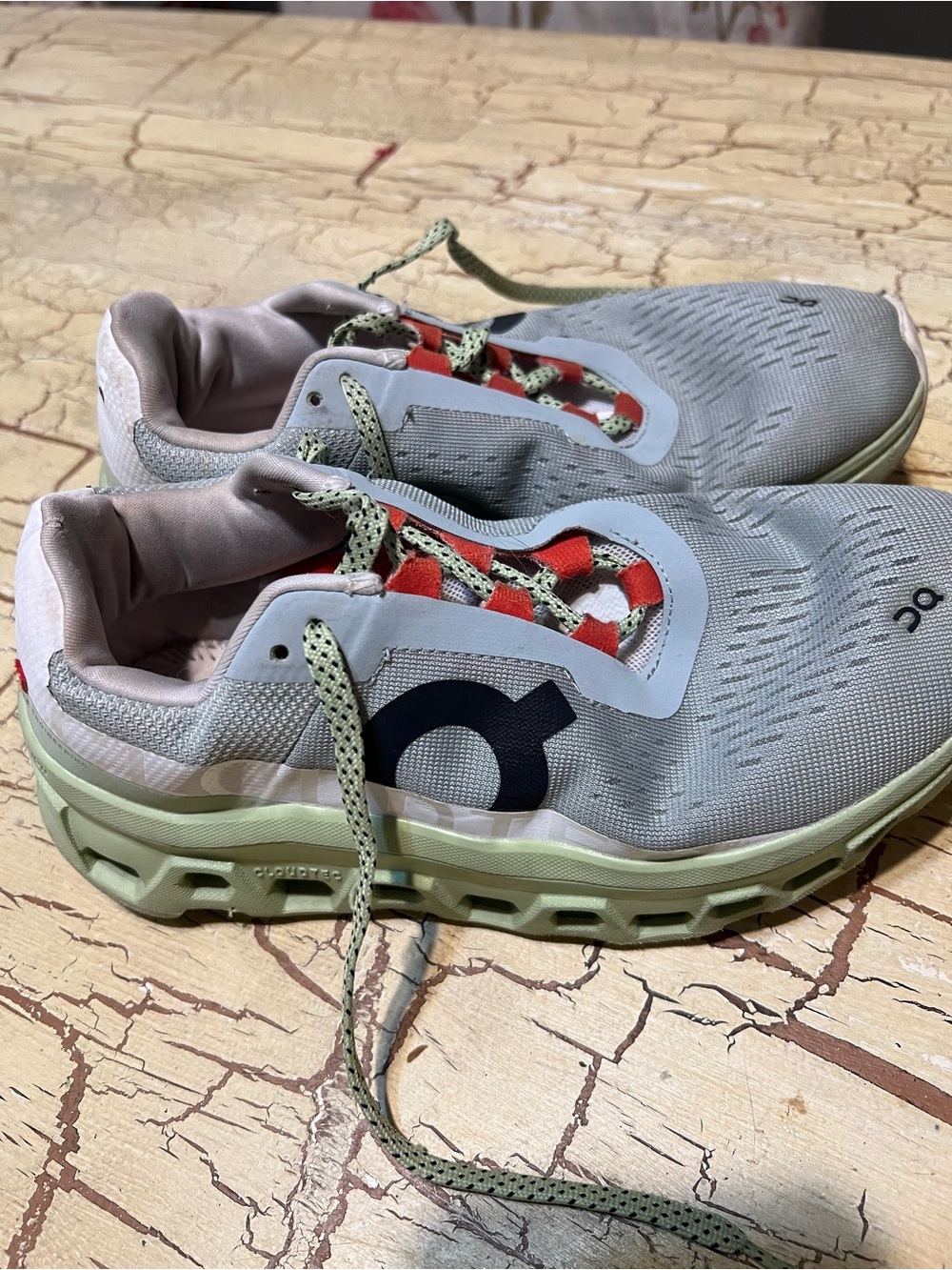 On Running ladies Sneakers in Pale Green with Red Accents - Picture 2 of 4